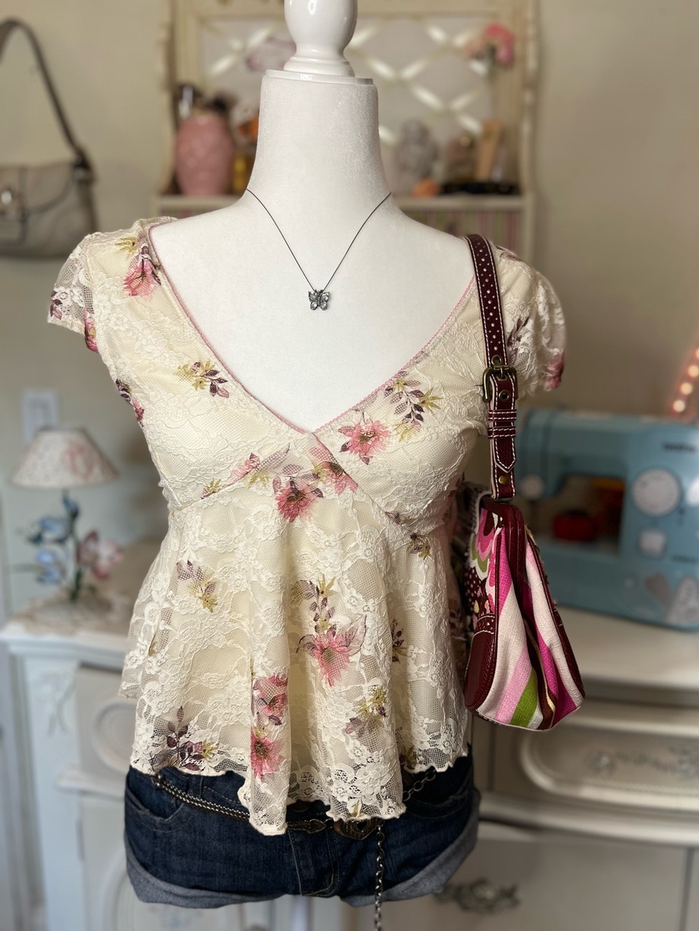 La Peche Y2K Floral Lace V-Neck Peplum Blouse - Cream with Pink Floral